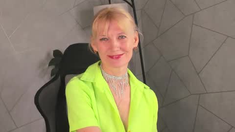 Snapshot of julie_lucasss chatting on May 6, 12:30 am Julie Lucasss online show from May 6, 12:30 am