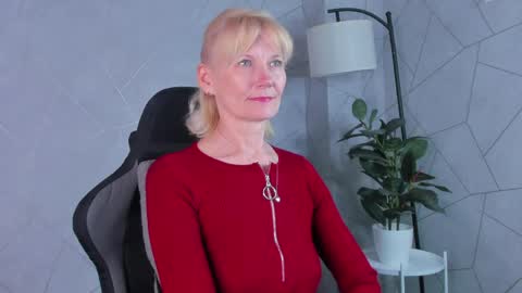 Snapshot of julie_lucasss chatting on May 9, 12:05 am Julie Lucasss online show from May 9, 12:05 am