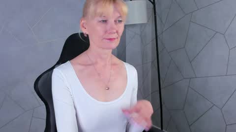 Snapshot of julie_lucasss chatting on May 13, 12:19 am Julie Lucasss online show from May 13, 12:19 am
