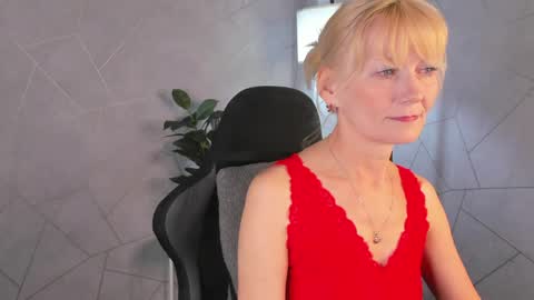 Snapshot of julie_lucasss chatting on May 14, 12:06 am Julie Lucasss online show from May 14, 12:06 am