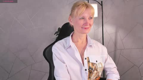 Snapshot of julie_lucasss chatting on May 15, 12:17 am Julie Lucasss online show from May 15, 12:17 am