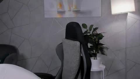 Snapshot of julie_lucasss chatting on May 21, 12:28 am Julie Lucasss online show from May 21, 12:28 am