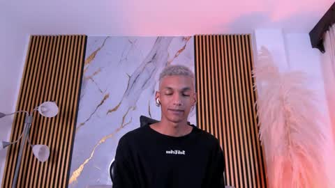 Snapshot of juliensaint_ chatting on October 9, 1:31 pm Julien online show from October 9, 1:31 pm