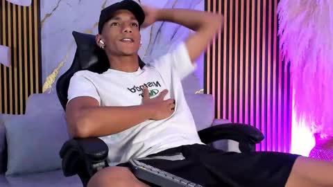 Snapshot of juliensaint_ chatting on October 15, 12:27 pm Julien online show from October 15, 12:27 pm