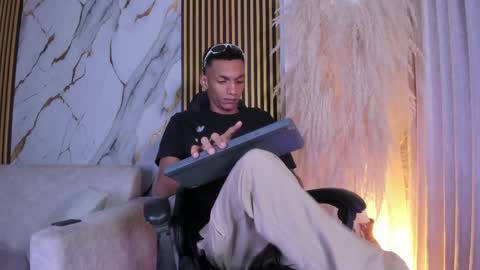 Julien online show from March 30, 11:44 am