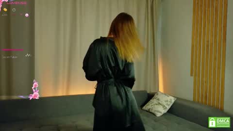 julieqt online show from October 18, 4:52 pm