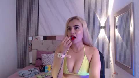 Snapshot of julieta__fox_ chatting on February 20, 2:30 am julieta__fox_ online show from February 20, 2:30 am