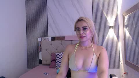Snapshot of julieta__fox_ chatting on February 21, 2:23 am julieta__fox_ online show from February 21, 2:23 am