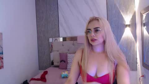 Snapshot of julieta__fox_ chatting on March 2, 2:03 am julieta__fox_ online show from March 2, 2:03 am