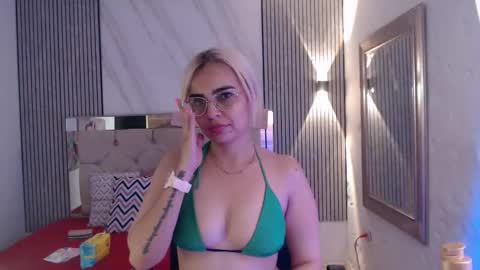 Snapshot of julieta__fox_ chatting on March 16, 12:38 am julieta__fox_ online show from March 16, 12:38 am