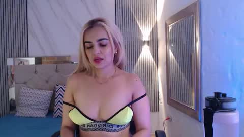 Snapshot of julieta__fox_ chatting on March 20, 11:20 pm julieta__fox_ online show from March 20, 11:20 pm