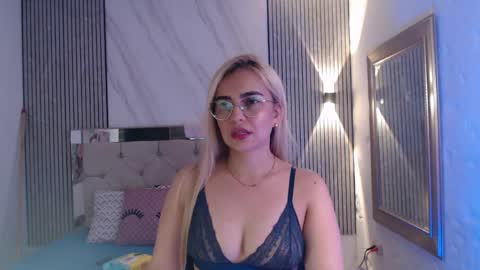 Snapshot of julieta__fox_ chatting on March 27, 2:06 am julieta__fox_ online show from March 27, 2:06 am