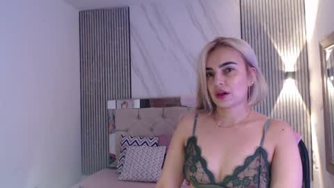 Snapshot of julieta__fox_ chatting on April 5, 1:36 am julieta__fox_ online show from April 5, 1:36 am