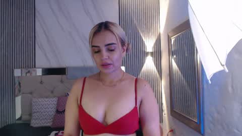 julieta__fox_ online show from May 2, 7:41 pm