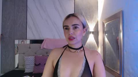julieta__fox_ online show from May 4, 7:32 pm