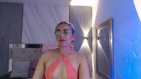 julieta__fox_ online show from May 6, 4:34 pm