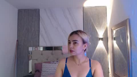 julieta__fox_ online show from May 12, 4:26 pm