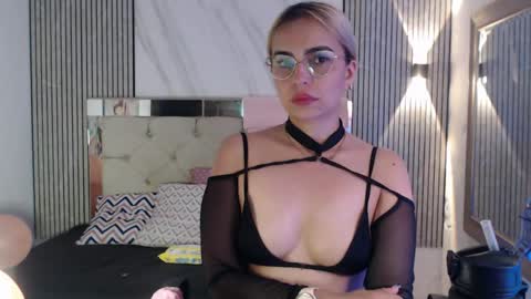 julieta__fox_ online show from May 17, 7:17 am