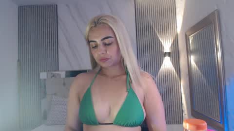 Snapshot of julieta__fox_ chatting on June 5, 6:35 pm julieta__fox_ online show from June 5, 6:35 pm