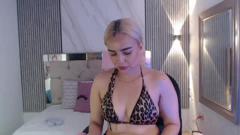 Snapshot of julieta__fox_ chatting on June 7, 4:00 pm julieta__fox_ online show from June 7, 4:00 pm