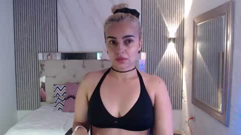 Snapshot of julieta__fox_ chatting on June 12, 7:02 pm julieta__fox_ online show from June 12, 7:02 pm