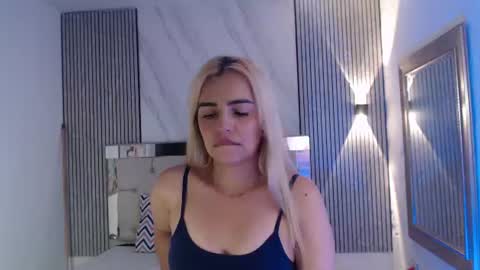 Snapshot of julieta__fox_ chatting on June 17, 7:15 pm julieta__fox_ online show from June 17, 7:15 pm