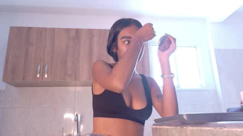 Snapshot of julieta_aguilar chatting on March 5, 7:32 pm Juli online show from March 5, 7:32 pm