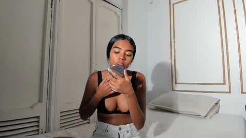 Snapshot of julieta_aguilar chatting on March 18, 7:06 pm Juli online show from March 18, 7:06 pm