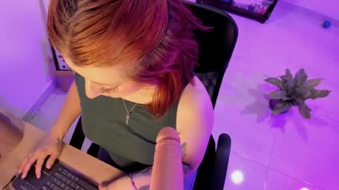 Snapshot of julieta_alves chatting on April 15, 11:17 am July online show from April 15, 11:17 am