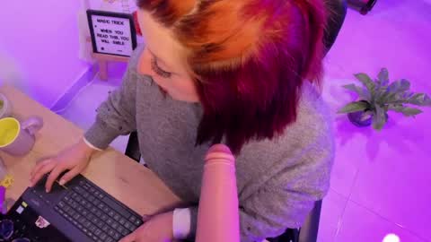 Snapshot of julieta_alves chatting on May 7, 11:21 pm July online show from May 7, 11:21 pm