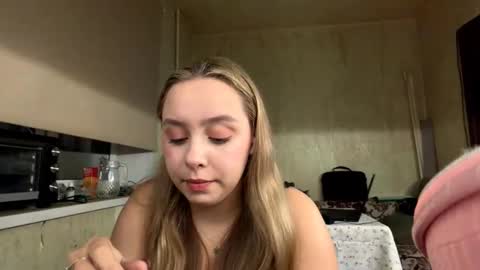 Mia online show from October 28, 8:44 pm