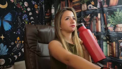 Snapshot of julietta__jackson chatting on December 5, 9:06 pm Julietta Jackson online show from December 5, 9:06 pm