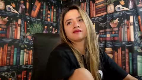 Snapshot of julietta__jackson chatting on February 14, 9:10 pm Julietta Jackson online show from February 14, 9:10 pm