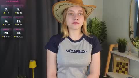 Snapshot of juliettakaniecki chatting on October 17, 3:10 am Mia online show from October 17, 3:10 am