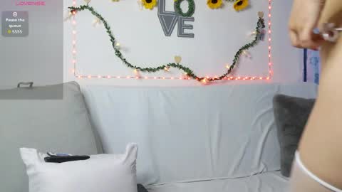 Snapshot of juliette_r chatting on May 19, 11:44 pm Juliette online show from May 19, 11:44 pm