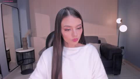 Juliette Moreau online show from April 3, 8:07 pm