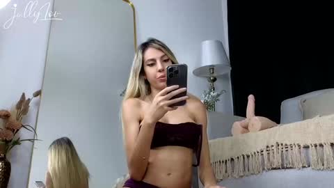 Snapshot of jully_lov chatting on December 2, 9:39 pm Jully Lov online show from December 2, 9:39 pm