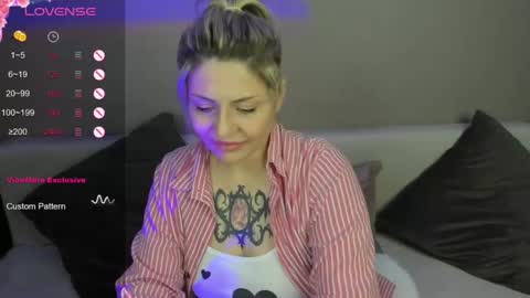 Snapshot of jully_rox chatting on February 9, 10:09 am Jully online show from February 9, 10:09 am
