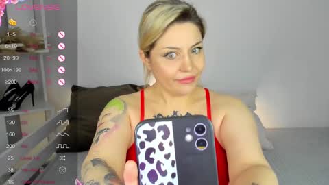 Snapshot of jully_rox chatting on February 27, 11:20 am Jully online show from February 27, 11:20 am