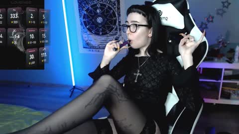 Snapshot of julscinamon chatting on December 20, 9:39 pm Baroness Von Cringe online show from December 20, 9:39 pm