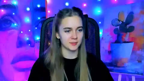 junewoods online show from December 18, 6:30 am