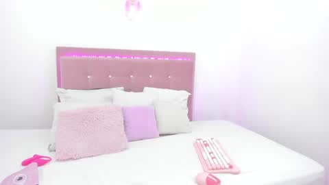 Snapshot of just_isa chatting on March 6, 12:54 am Isa y Luci online show from March 6, 12:54 am