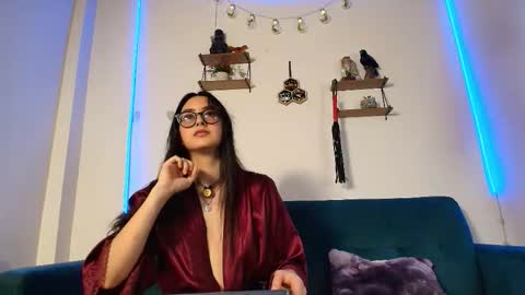 Snapshot of just_isa chatting on November 9, 2:32 am Isa y Luci online show from November 9, 2:32 am