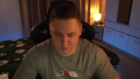 Snapshot of just_top chatting on December 19, 2:35 pm David online show from December 19, 2:35 pm