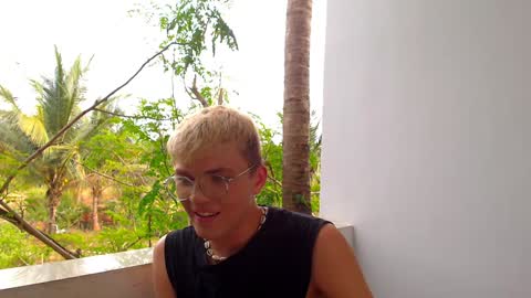 Snapshot of justin_cutie chatting on December 6, 9:54 am U bf Justin online show from December 6, 9:54 am