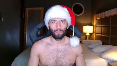 Snapshot of justin_hton chatting on December 16, 10:50 am Justin online show from December 16, 10:50 am