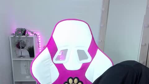 Snapshot of justin_twinkboy chatting on October 18, 9:32 am JUSTIN online show from October 18, 9:32 am