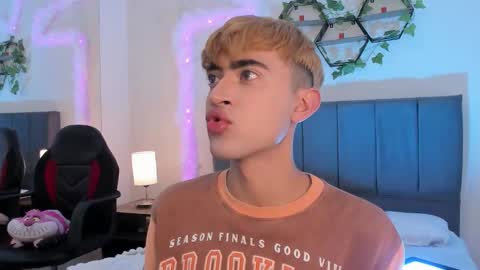 Snapshot of justinbe_ chatting on September 18, 11:45 am Justin online show from September 18, 11:45 am