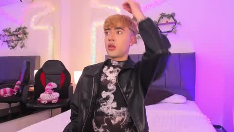 Snapshot of justinbe_ chatting on October 6, 11:18 am Justin online show from October 6, 11:18 am