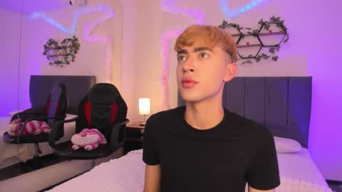 Snapshot of justinbe_ chatting on October 8, 11:19 am Justin online show from October 8, 11:19 am